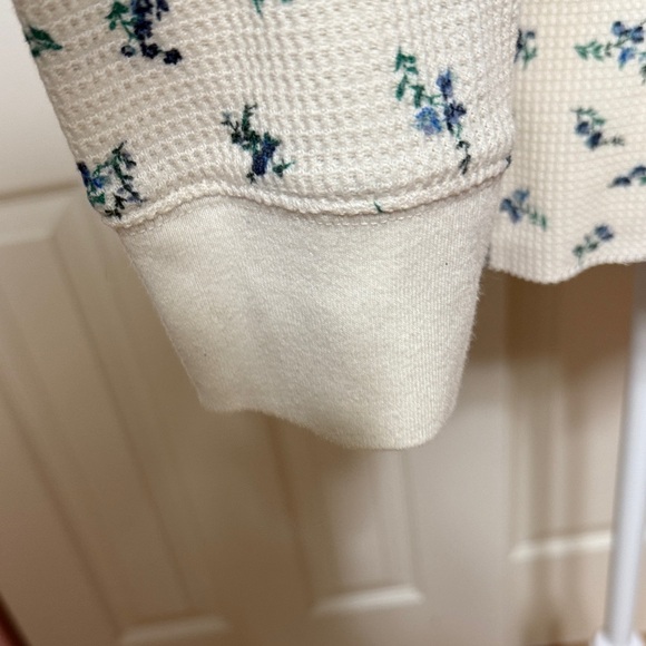 American Eagle Outfitters Cream and Blue Floral waffle thermal. - Picture 6 of 6